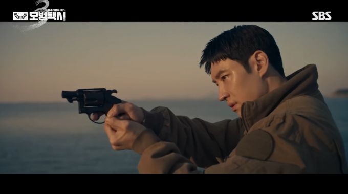 노란 수영복에 섹시한 몸매 어필하는 존예 처자