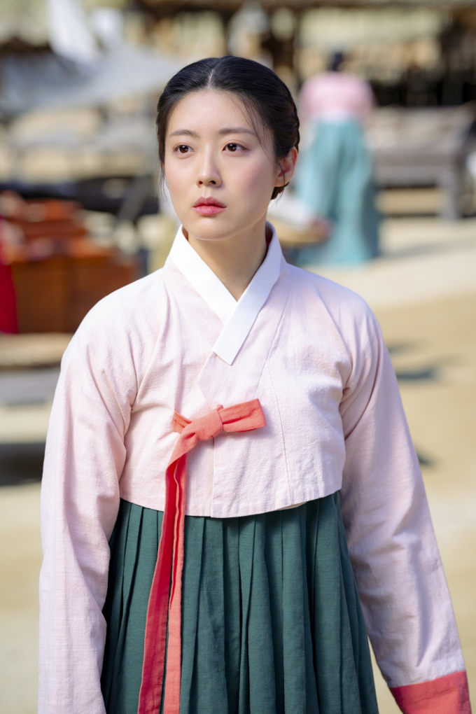 노란 수영복에 섹시한 몸매 어필하는 존예 처자