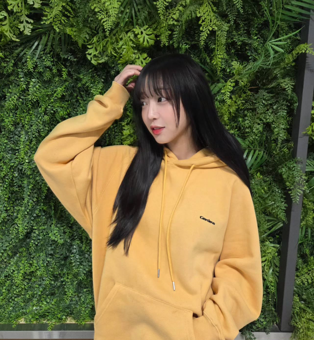 노란 수영복에 섹시한 몸매 어필하는 존예 처자