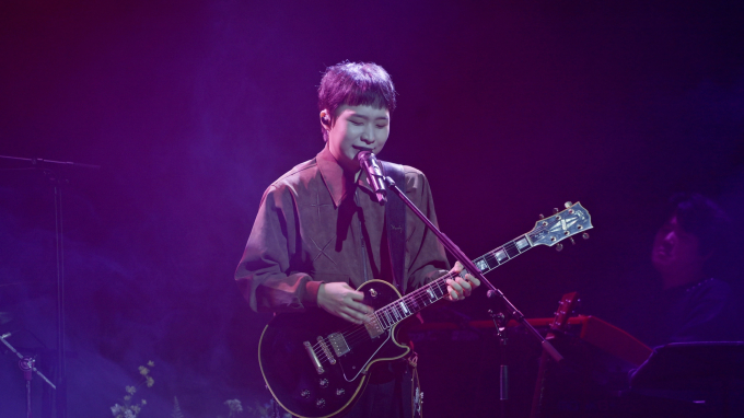 노란 수영복에 섹시한 몸매 어필하는 존예 처자