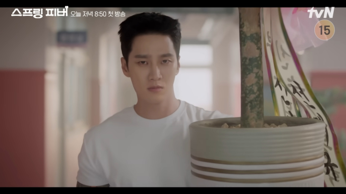 노란 수영복에 섹시한 몸매 어필하는 존예 처자