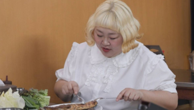 노란 수영복에 섹시한 몸매 어필하는 존예 처자