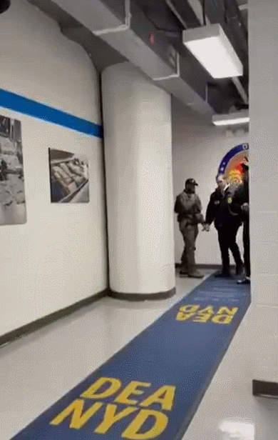 3일(현지 시간) 니콜라스 마두로 베네수엘라 대통령(가운데)이 미국 뉴욕의 마약단속국(DEA) 뉴욕지부에서 수갑을 찬 채 요원들에게 둘러싸여 걸어가고 있다. 미국 백악관 엑스