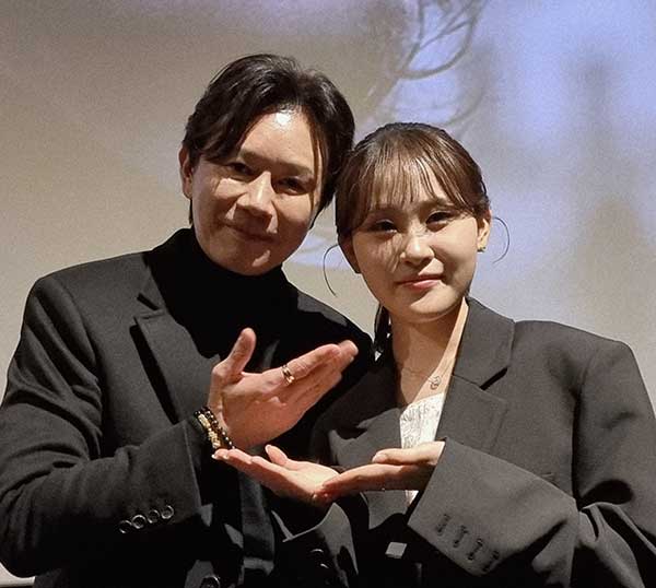 노란 수영복에 섹시한 몸매 어필하는 존예 처자