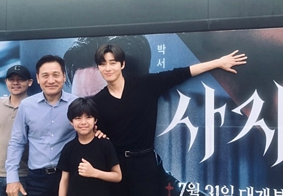 노란 수영복에 섹시한 몸매 어필하는 존예 처자