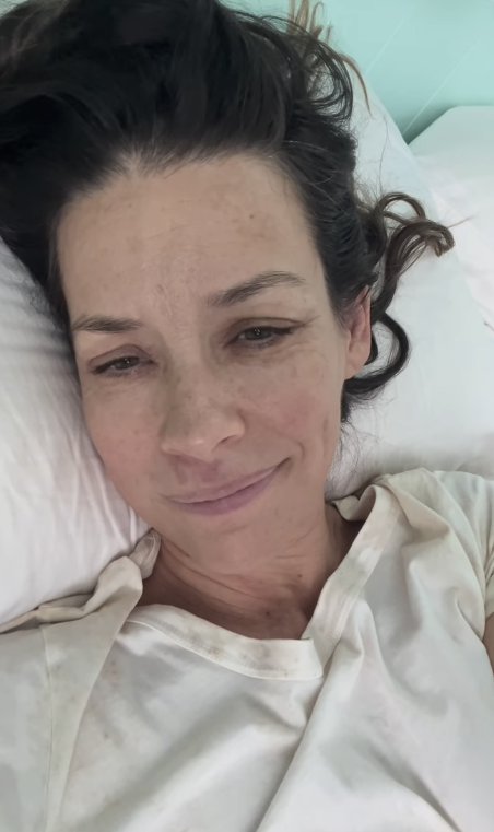 노란 수영복에 섹시한 몸매 어필하는 존예 처자