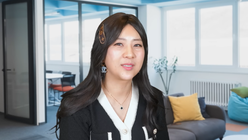 노란 수영복에 섹시한 몸매 어필하는 존예 처자