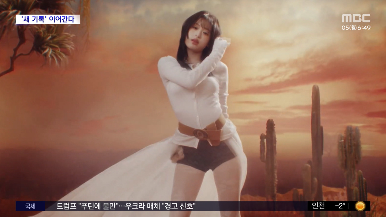 노란 수영복에 섹시한 몸매 어필하는 존예 처자