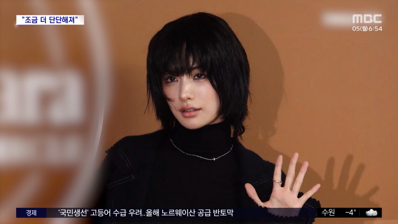 노란 수영복에 섹시한 몸매 어필하는 존예 처자