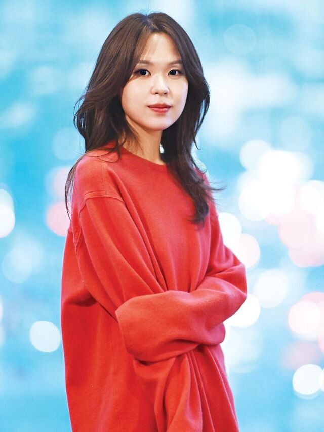 노란 수영복에 섹시한 몸매 어필하는 존예 처자