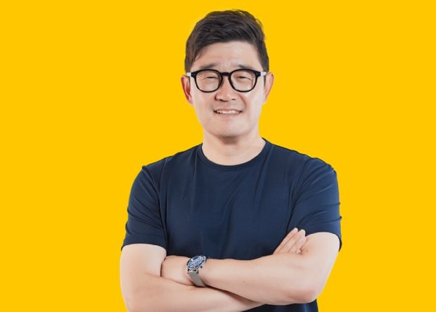 노란 수영복에 섹시한 몸매 어필하는 존예 처자