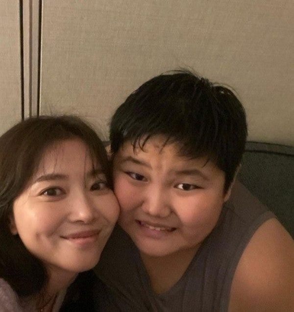 노란 수영복에 섹시한 몸매 어필하는 존예 처자