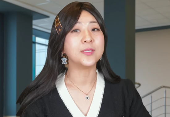 노란 수영복에 섹시한 몸매 어필하는 존예 처자