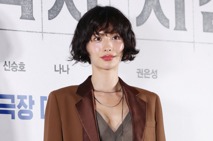 노란 수영복에 섹시한 몸매 어필하는 존예 처자