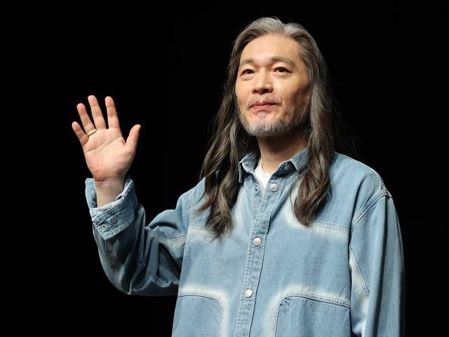 노란 수영복에 섹시한 몸매 어필하는 존예 처자