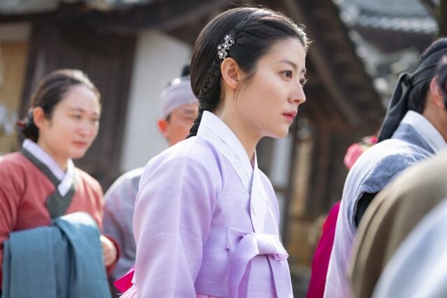 노란 수영복에 섹시한 몸매 어필하는 존예 처자