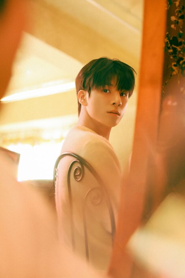 노란 수영복에 섹시한 몸매 어필하는 존예 처자