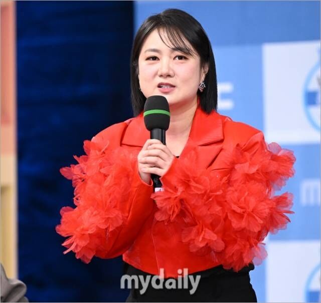 노란 수영복에 섹시한 몸매 어필하는 존예 처자