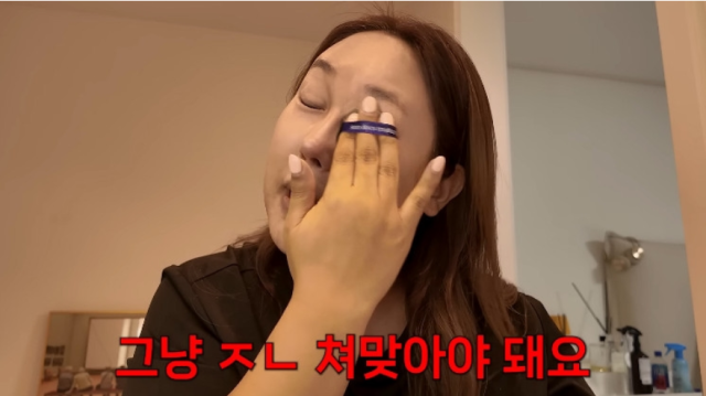 노란 수영복에 섹시한 몸매 어필하는 존예 처자