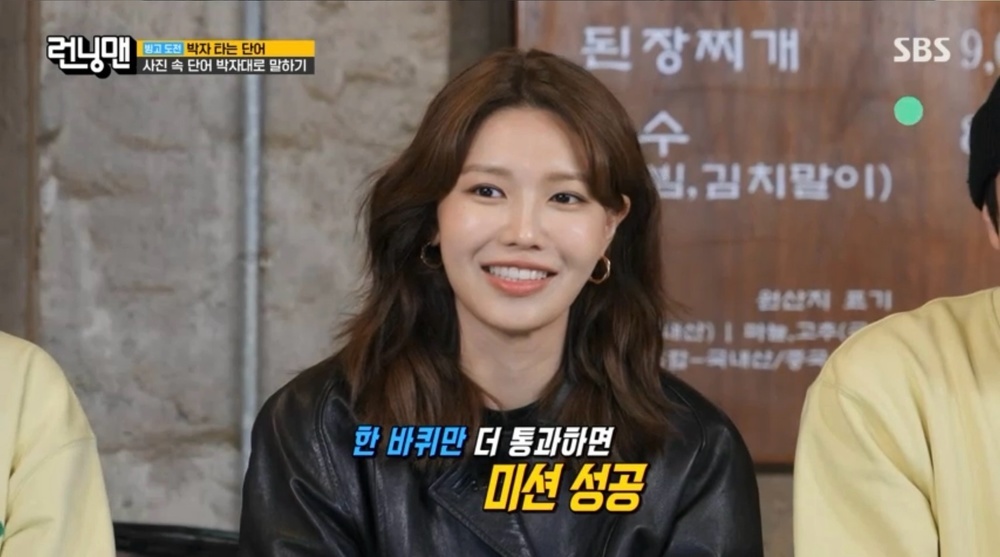 노란 수영복에 섹시한 몸매 어필하는 존예 처자