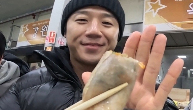 노란 수영복에 섹시한 몸매 어필하는 존예 처자