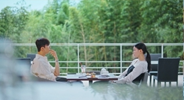 노란 수영복에 섹시한 몸매 어필하는 존예 처자