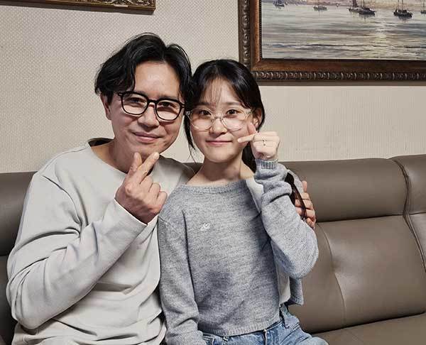 노란 수영복에 섹시한 몸매 어필하는 존예 처자