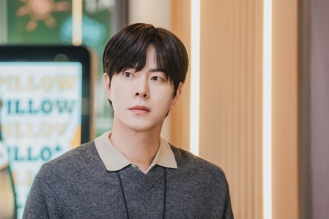 노란 수영복에 섹시한 몸매 어필하는 존예 처자