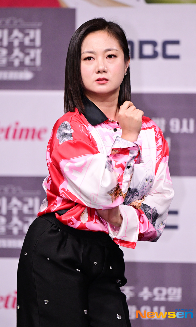 노란 수영복에 섹시한 몸매 어필하는 존예 처자