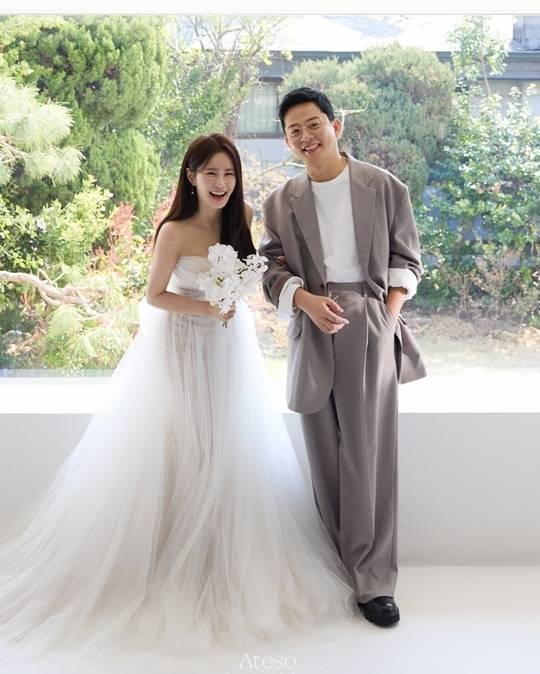 노란 수영복에 섹시한 몸매 어필하는 존예 처자