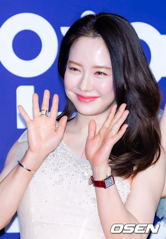 노란 수영복에 섹시한 몸매 어필하는 존예 처자