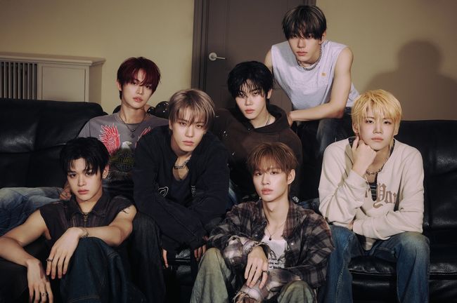 노란 수영복에 섹시한 몸매 어필하는 존예 처자