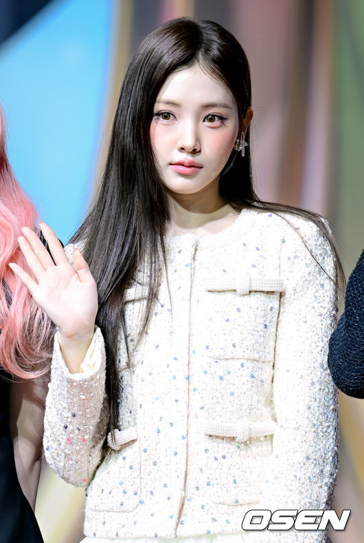 노란 수영복에 섹시한 몸매 어필하는 존예 처자