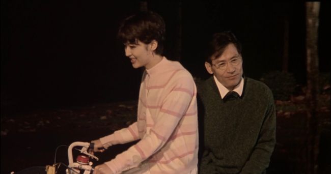 노란 수영복에 섹시한 몸매 어필하는 존예 처자