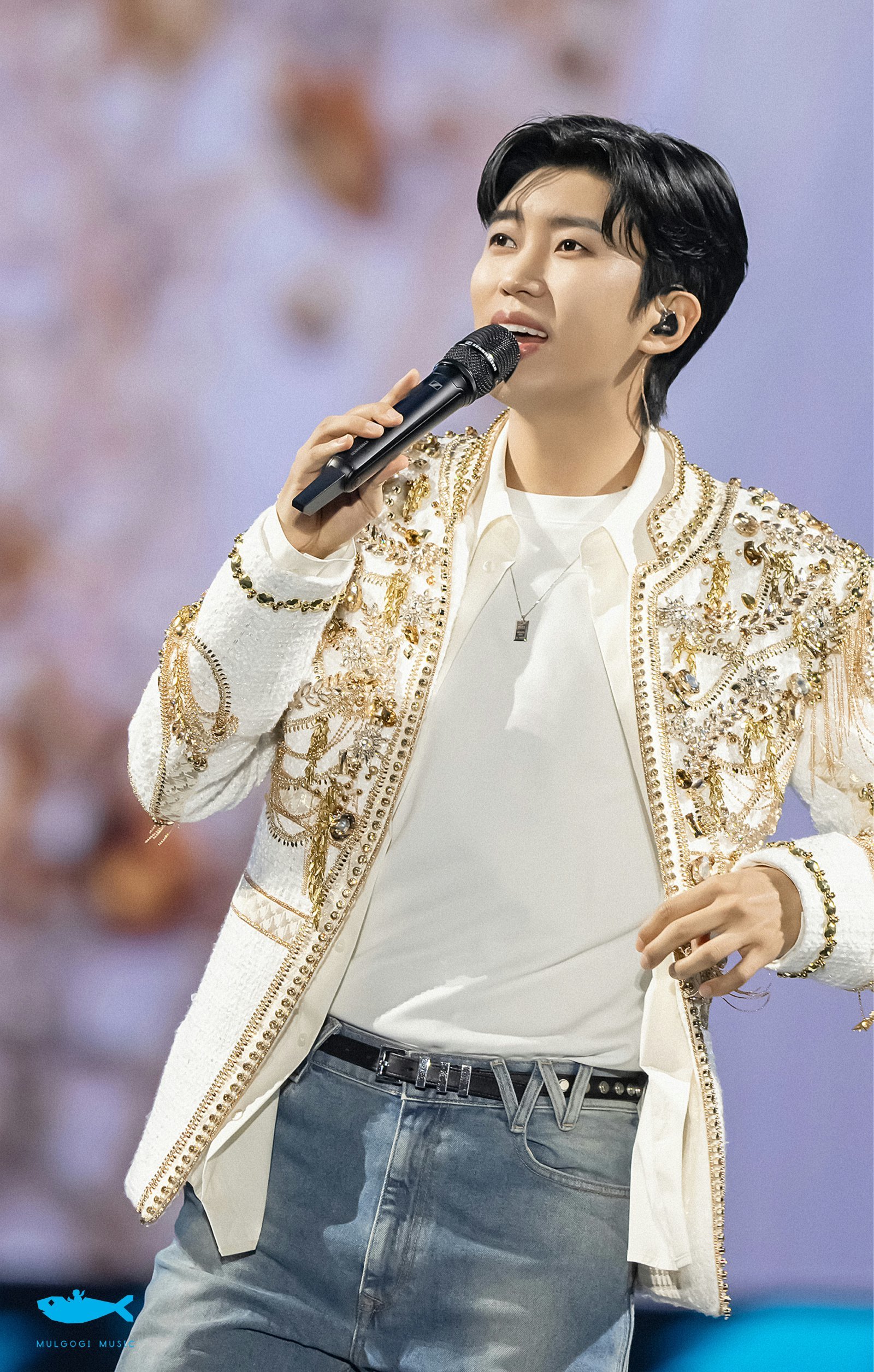 노란 수영복에 섹시한 몸매 어필하는 존예 처자