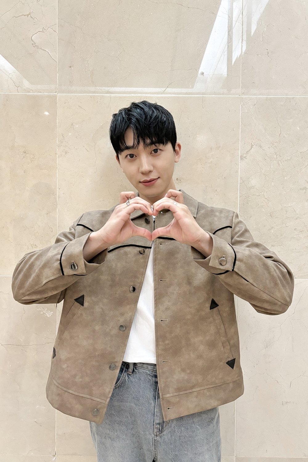 노란 수영복에 섹시한 몸매 어필하는 존예 처자