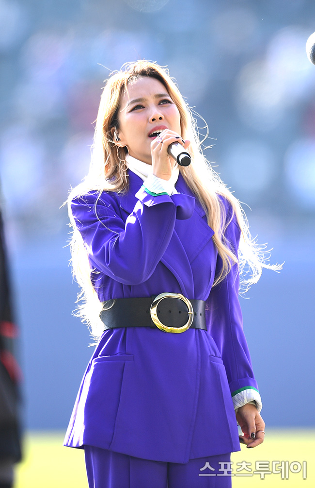 노란 수영복에 섹시한 몸매 어필하는 존예 처자