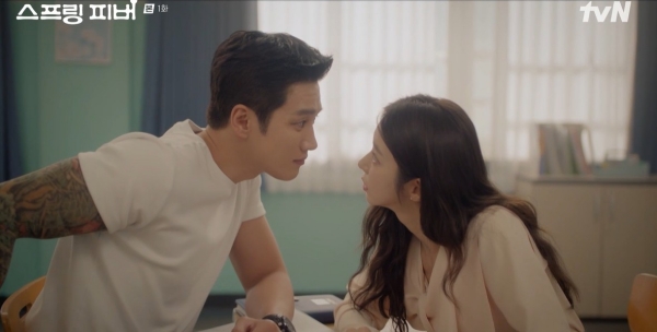 노란 수영복에 섹시한 몸매 어필하는 존예 처자