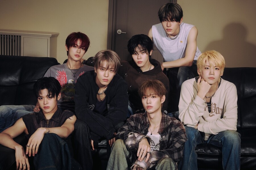 노란 수영복에 섹시한 몸매 어필하는 존예 처자