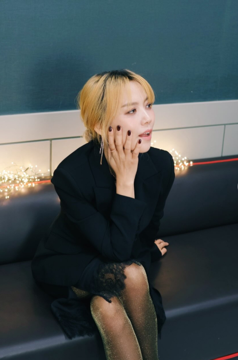 노란 수영복에 섹시한 몸매 어필하는 존예 처자