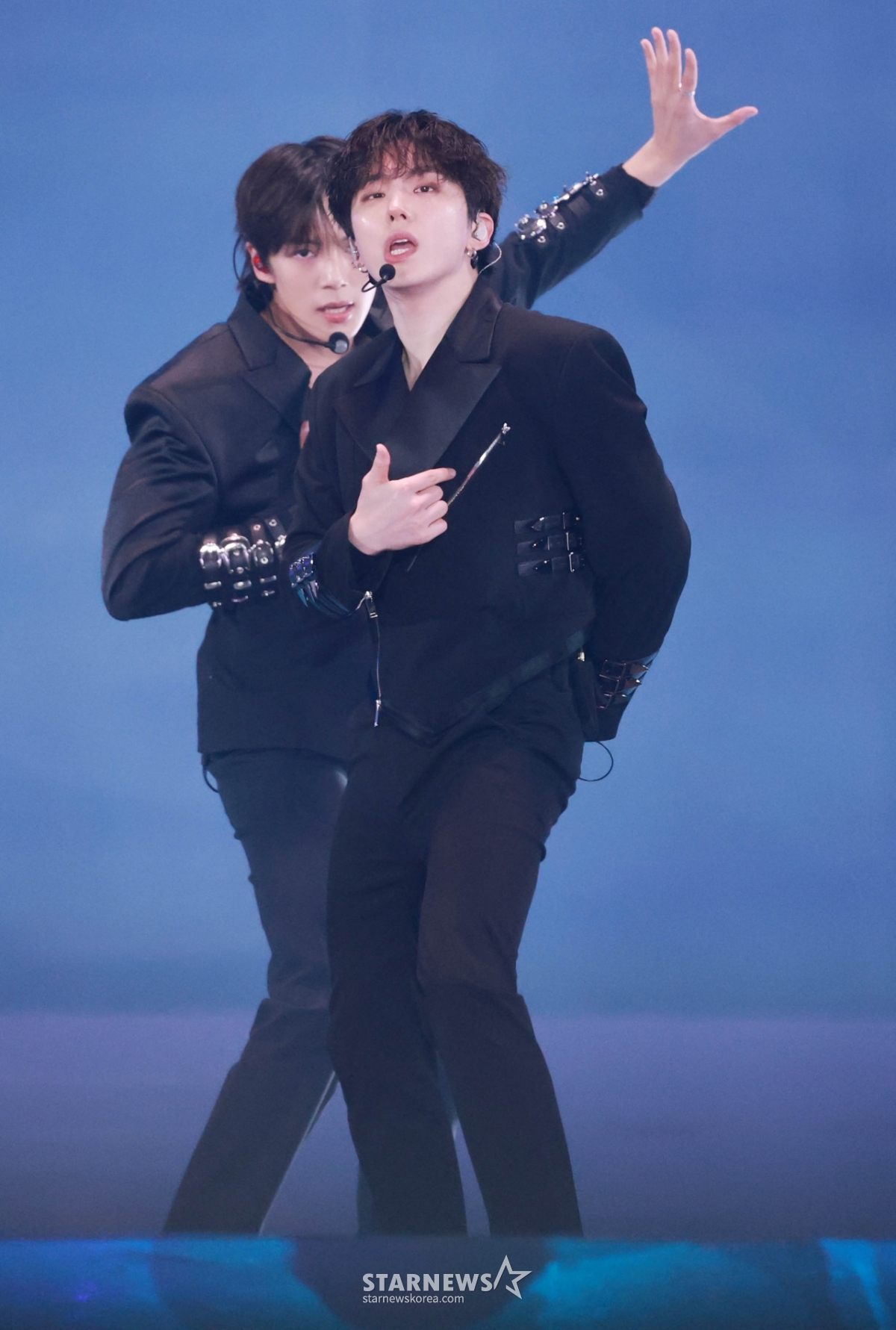 노란 수영복에 섹시한 몸매 어필하는 존예 처자