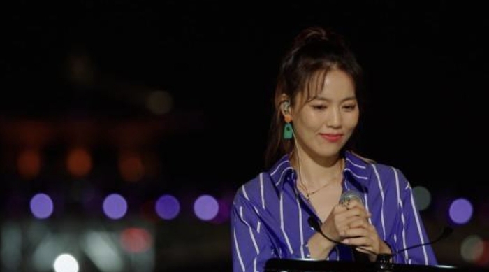 노란 수영복에 섹시한 몸매 어필하는 존예 처자