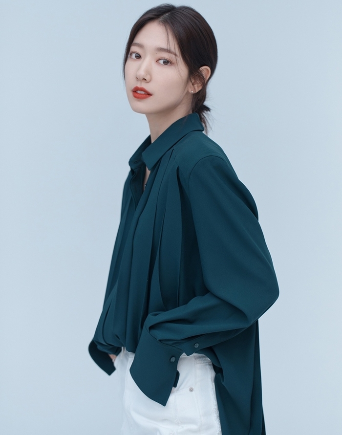 노란 수영복에 섹시한 몸매 어필하는 존예 처자