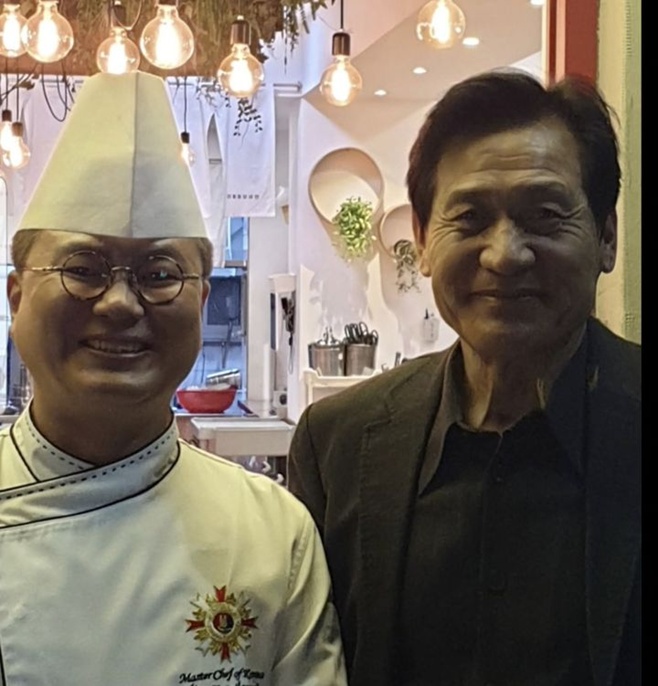 노란 수영복에 섹시한 몸매 어필하는 존예 처자