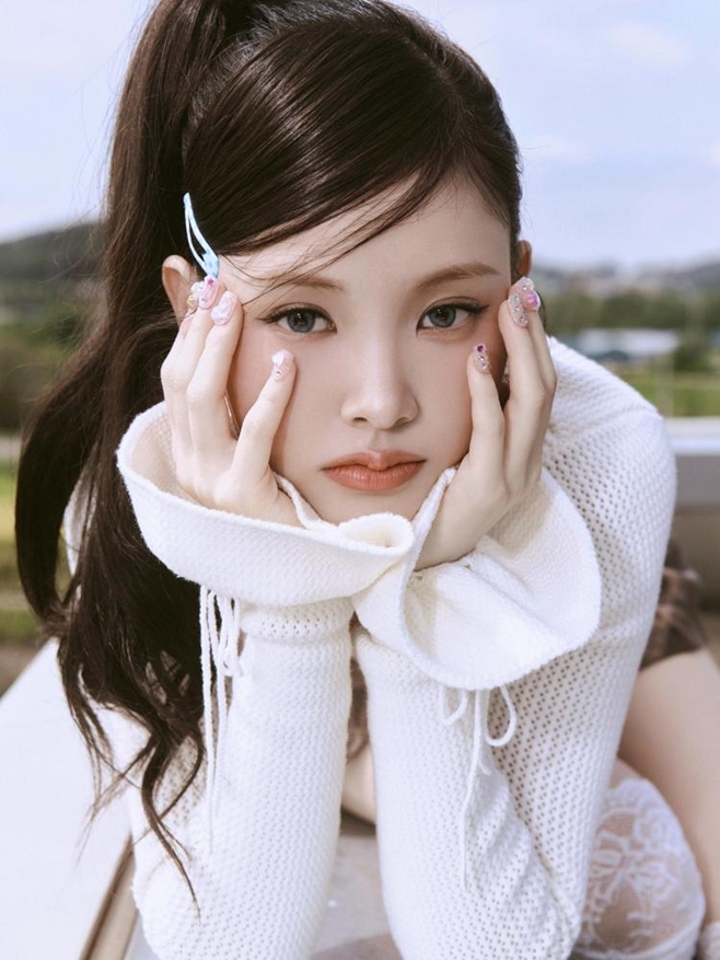 노란 수영복에 섹시한 몸매 어필하는 존예 처자