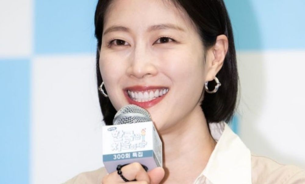 노란 수영복에 섹시한 몸매 어필하는 존예 처자