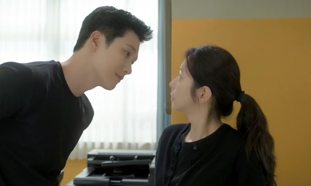 노란 수영복에 섹시한 몸매 어필하는 존예 처자