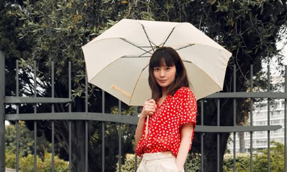 노란 수영복에 섹시한 몸매 어필하는 존예 처자