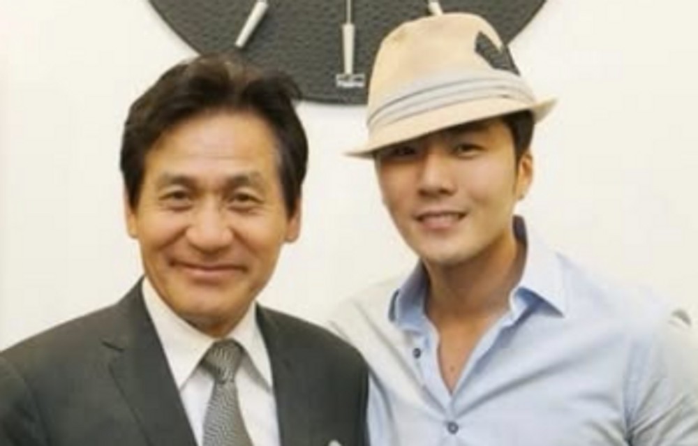 노란 수영복에 섹시한 몸매 어필하는 존예 처자