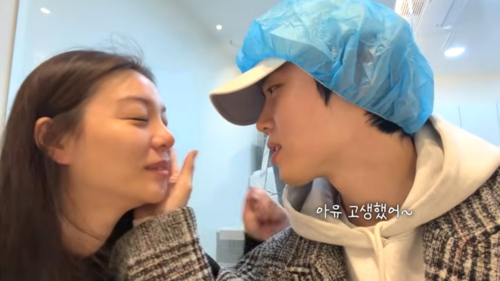 노란 수영복에 섹시한 몸매 어필하는 존예 처자